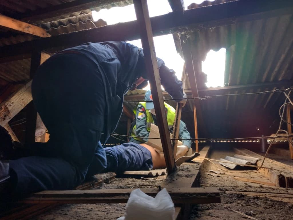Bêbado cai de telhado e precisa ser resgatado por bombeiros em SC