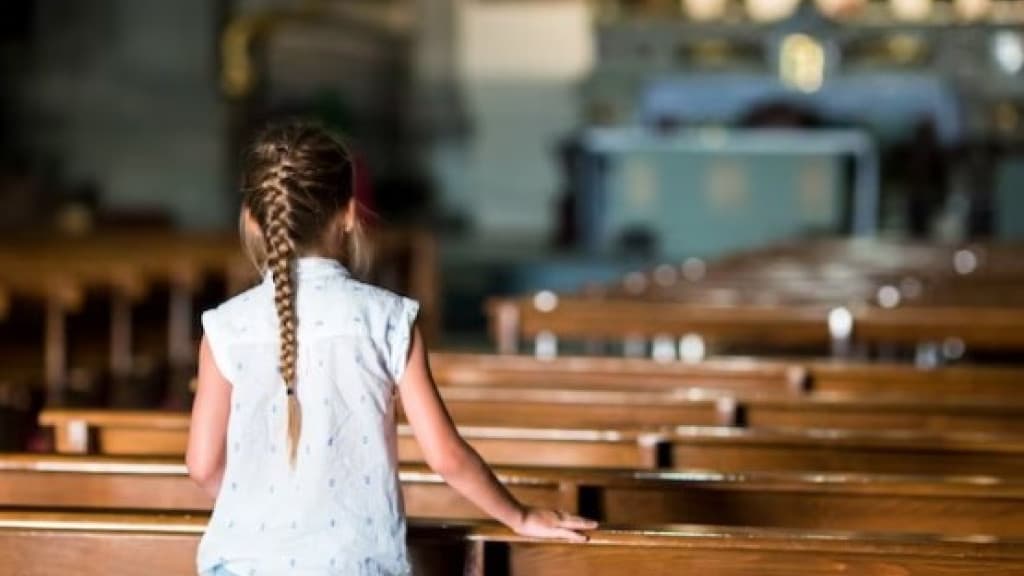 Religião faz avó materna proibir neta de visitar avós paternos e caso vai parar na justiça