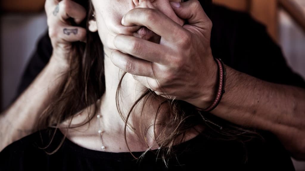 Mulher é espancada e violentada sexualmente pelo ex-marido em frente a duas crianças