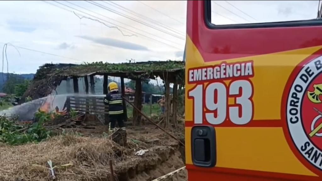 Incêndio em rancho abandonado mobiliza bombeiros, em São João Batista