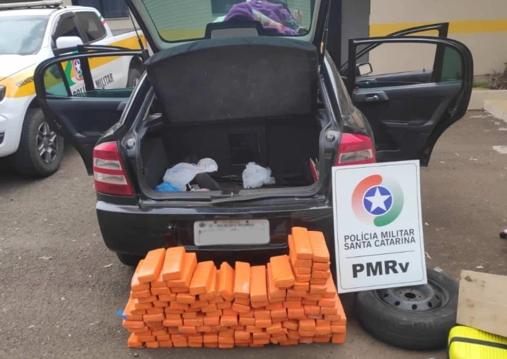 Com placas do litoral, veículo é flagrado com 70 kg de maconha na SC-157
