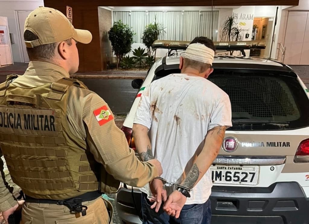 Foragido fica preso em arame farpado, briga com PM e é preso em Bombinhas