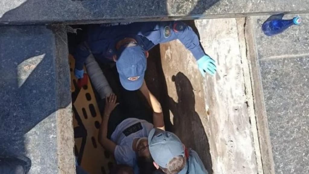 Visita a cemitério tem reviravolta: mulher despenca em túmulo