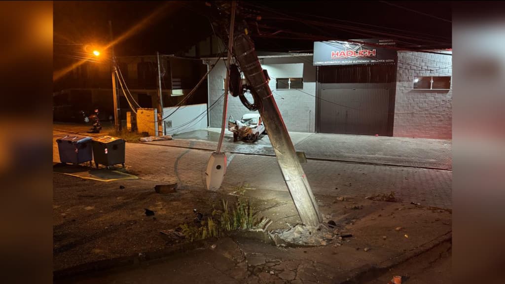 Colisão em poste mata jovem de 19 anos