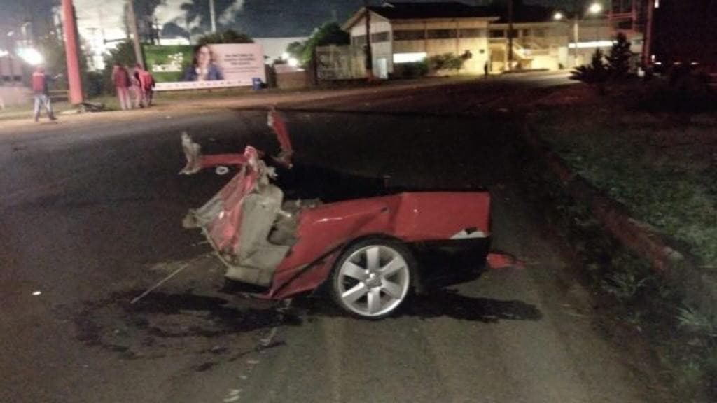 Carro se parte ao meio ao bater em poste e motorista é encontrado dentro de córrego