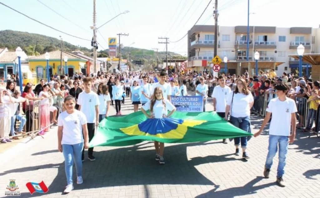 Porto Belo realiza Desfile Cívico no centro da cidade