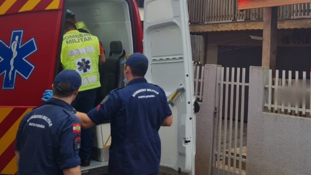 Trabalhador sofre queda de 3 metros durante serviço em telhado
