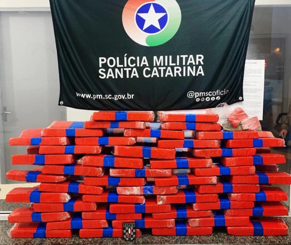 “Mula do tráfico” é presa com mais de 40 tabletes de maconha em Itapema