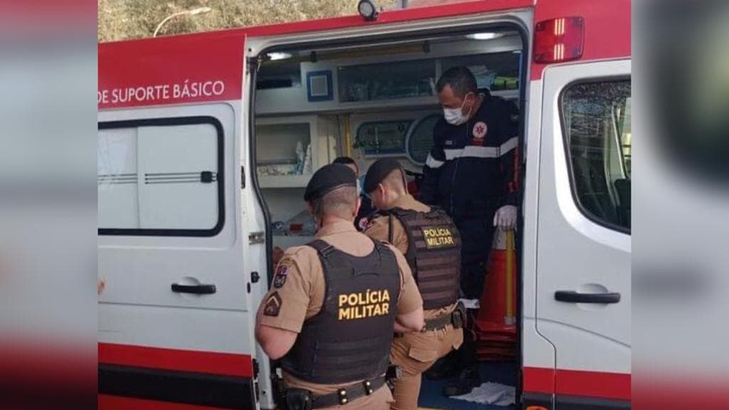 URGENTE: Homem armado com faca invade creche