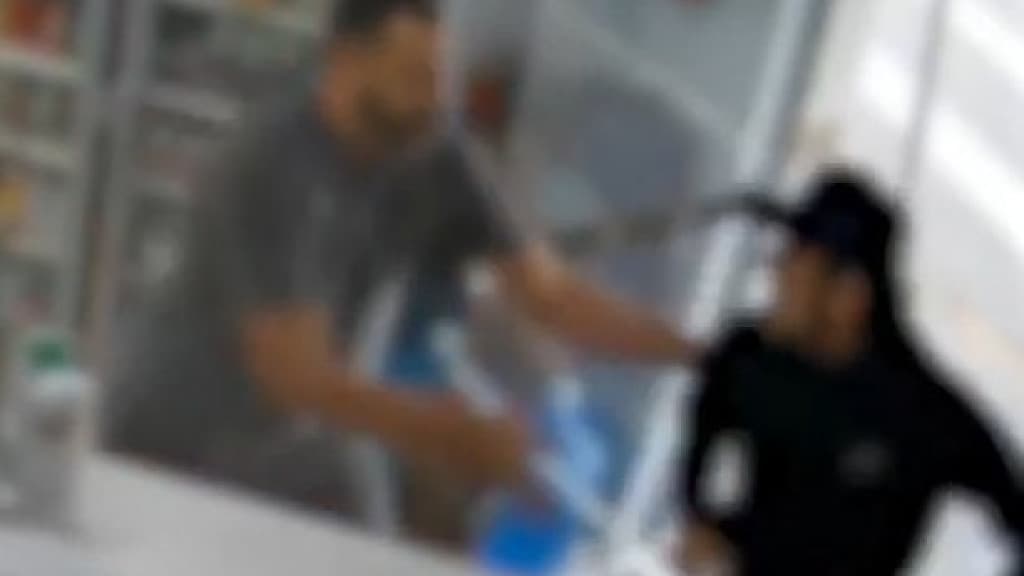VÍDEO: Cliente “cai na mão” com ladrão durante assalto em Itajaí