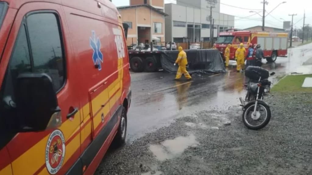 Acidente grave entre caminhão e motocicleta deixa dois mortos próximo da BR-280