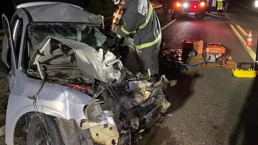 Jovem de 21 anos morre em colisão frontal entre carro e caminhão na BR-116