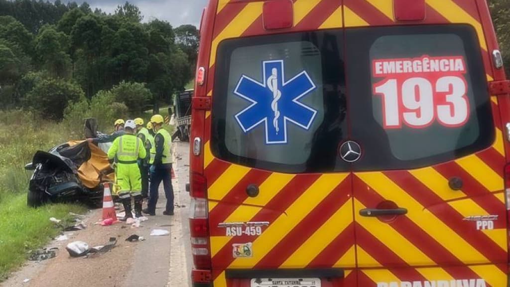 Duas pessoas morrem em colisão entre carro e caminhão na BR-116