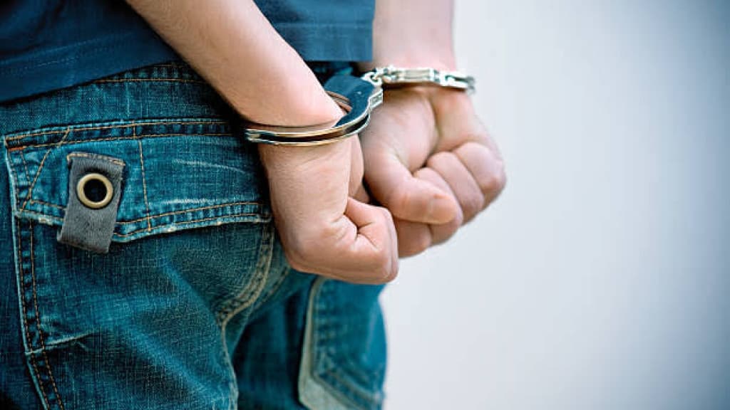 Adolescente é flagrado estuprando criança de 12 anos