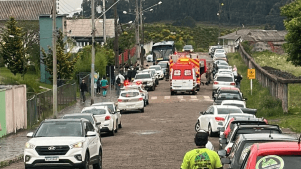 Pai retira filha de 7 anos debaixo de carro após atropelamento