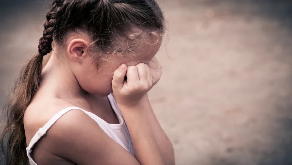 Mulher é presa em SC após quebrar a perna da filha de 3 anos
