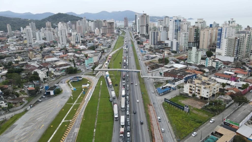 Itapema registra congestionamento de vários km neste sábado (3)