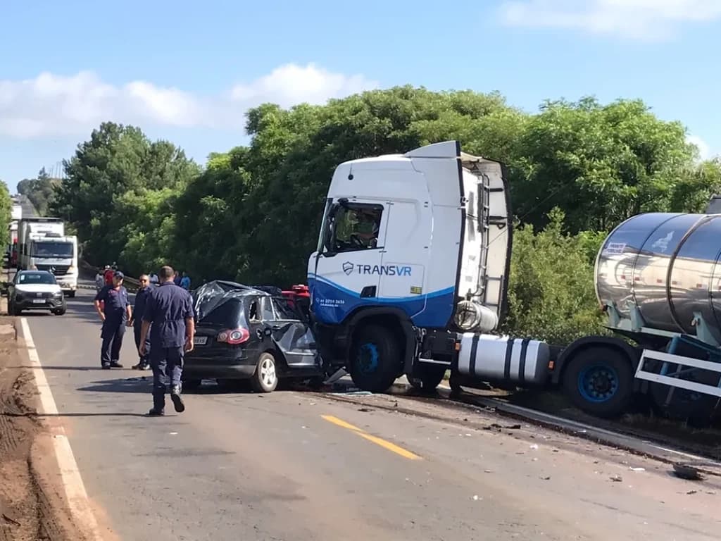 Colisão frontal entre carro e caminhão mata quatro pessoas