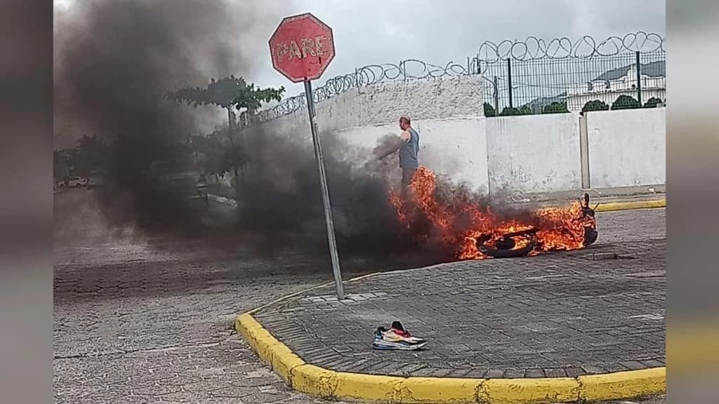 VÍDEO: Moto explode depois de colidir com veículo em Tijucas