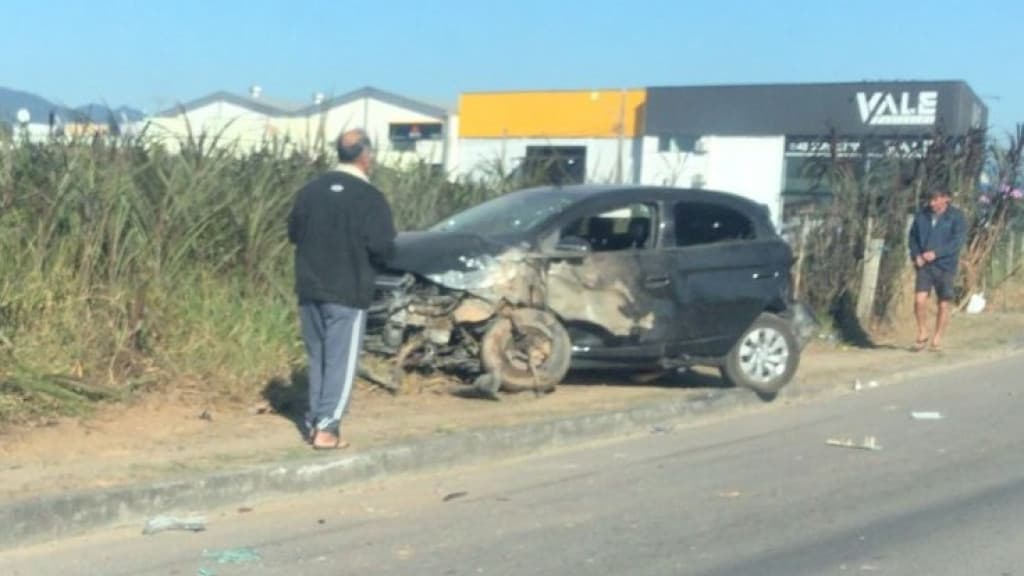 AGORA: caminhão “atropela” carros em avenida de Tijucas