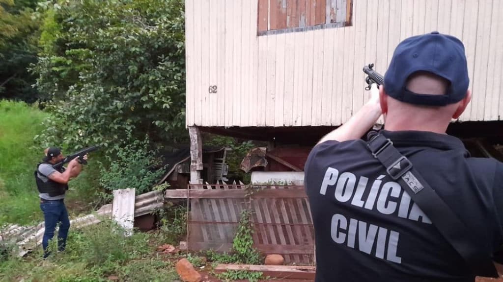 Tio e padrasto são presos por estuprar e engravidar menina de 11 anos em SC