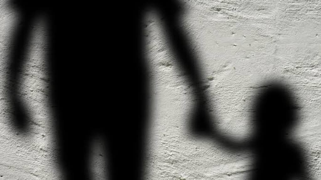Pai é flagrado batendo em filha de quatro anos e revolta população