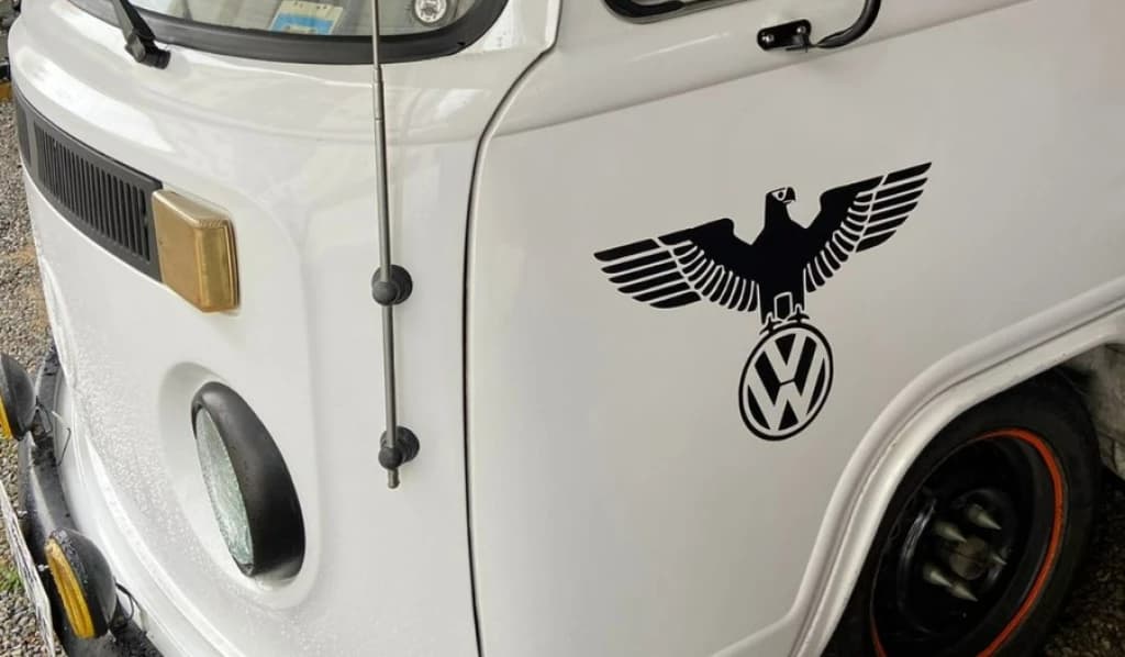 Kombi com símbolo que remete ao nazismo circula por Florianópolis