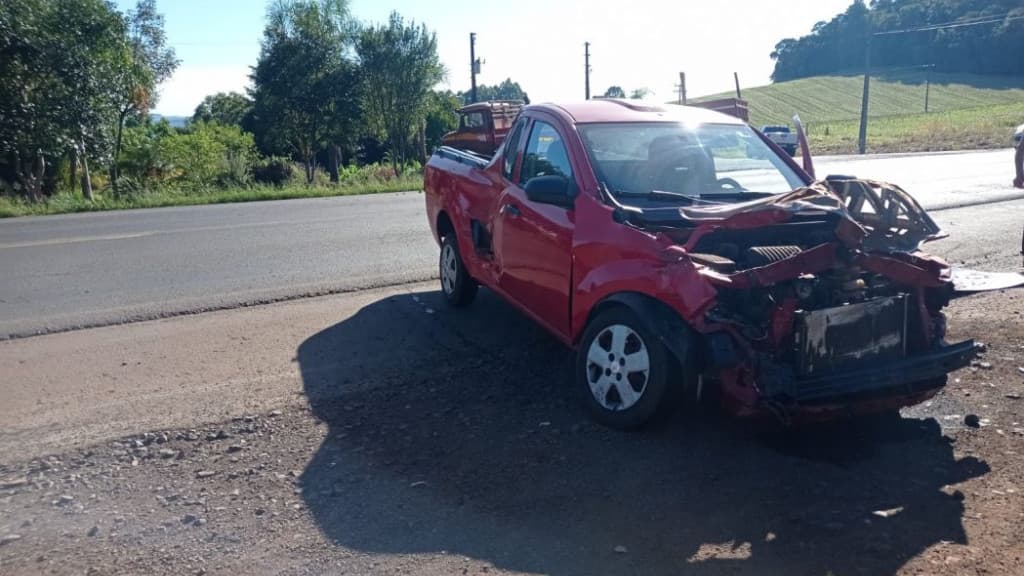 Colisão entre carro e caminhão na BR-282, em SC, deixa idosa ferida