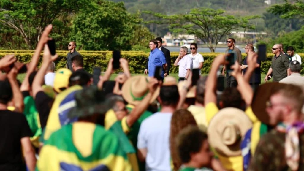 Bolsonaro quebra silêncio e fala com apoiadores: “ponto final somente com a morte”