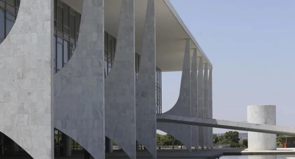 Bolsonaro convoca Ministros do STF e avalia pronunciamento nas próximas horas