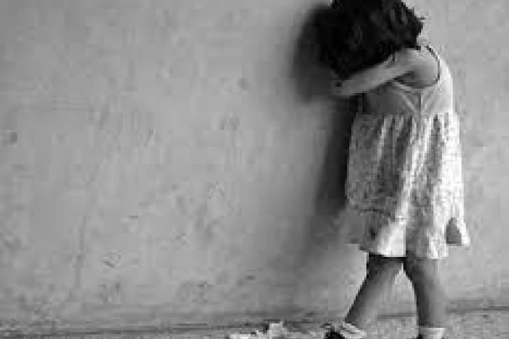 Vizinhos chamam a polícia após criança de 4 anos ser abandonada pela mãe