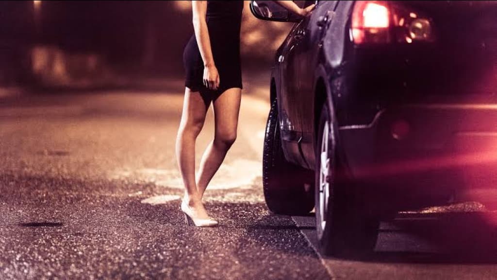 Mulher deixa filhos de 2 e 10 anos sozinhos em casa para se prostituir e acaba presa