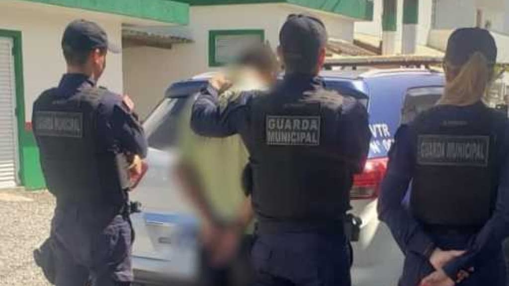 Morador de rua é preso após molestar cidadãos em Itapema