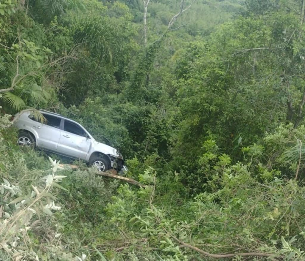 Família cai em ribanceira de 10 metros enquanto descia de morro em Bombinhas