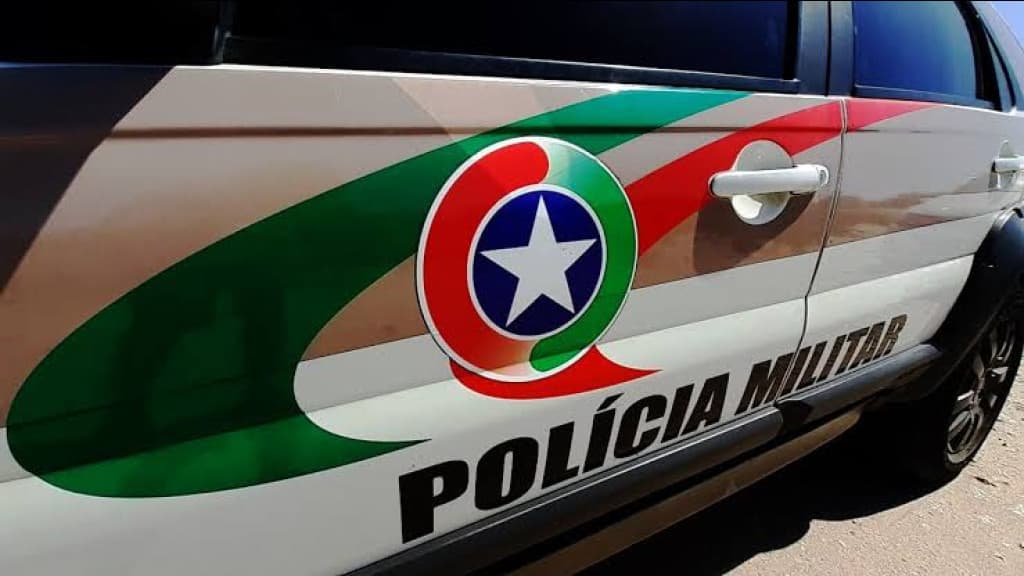 Após ser acolhido em casa, homem bêbado ameaça ex-mulher de morte