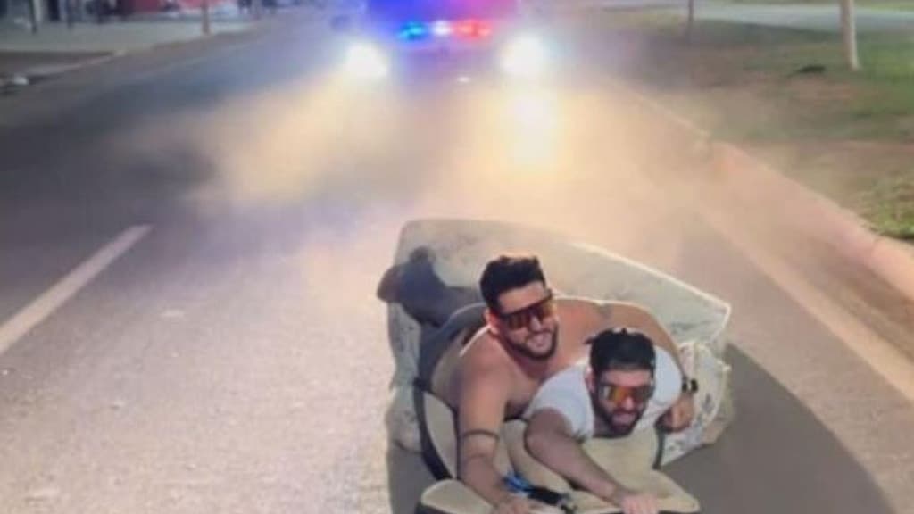 Influencer é preso pela PM após “surfar” em colchão puxado por caminhonete