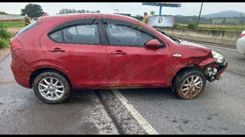 Colisão e fuga na rodovia Antônio Heil resultam em tombamento de carro