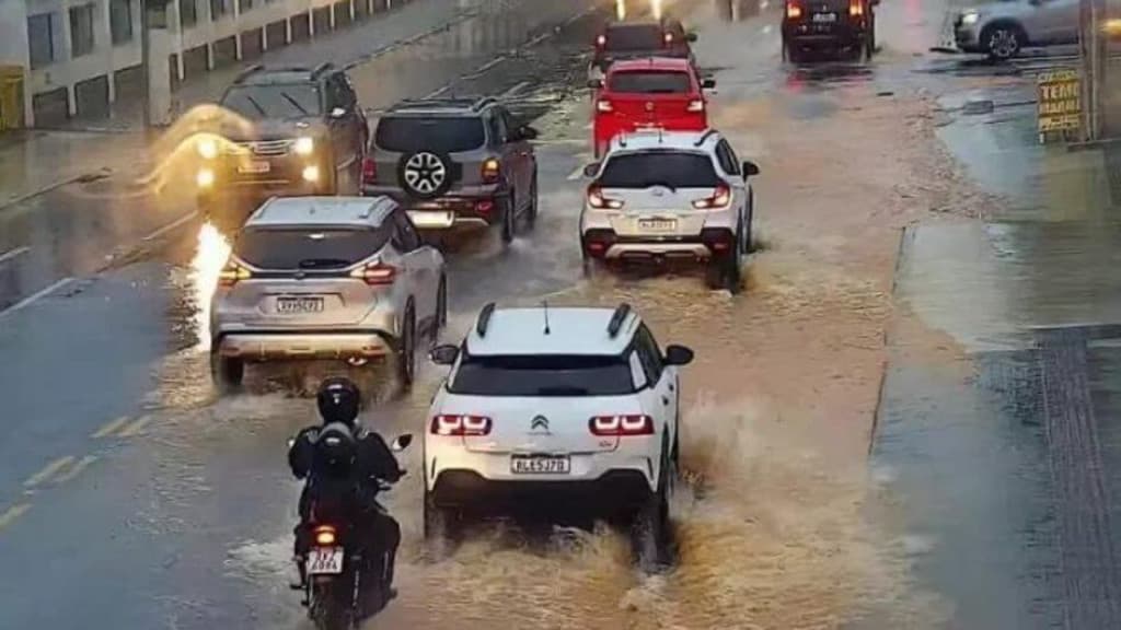 Chuva alaga ruas e causa transtornos no trânsito da Grande Florianópolis