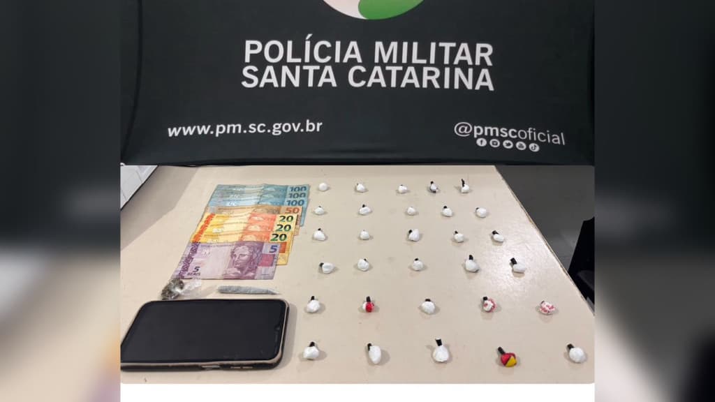 Traficante é flagrado fumando maconha e acaba preso em Porto Belo