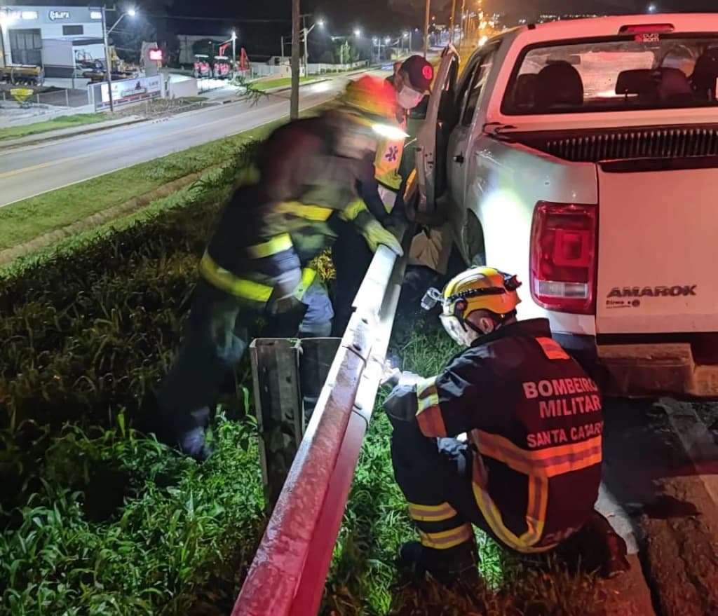 Motorista morre após ficar preso entre caminhonete que dirigia e guard rail de rodovia