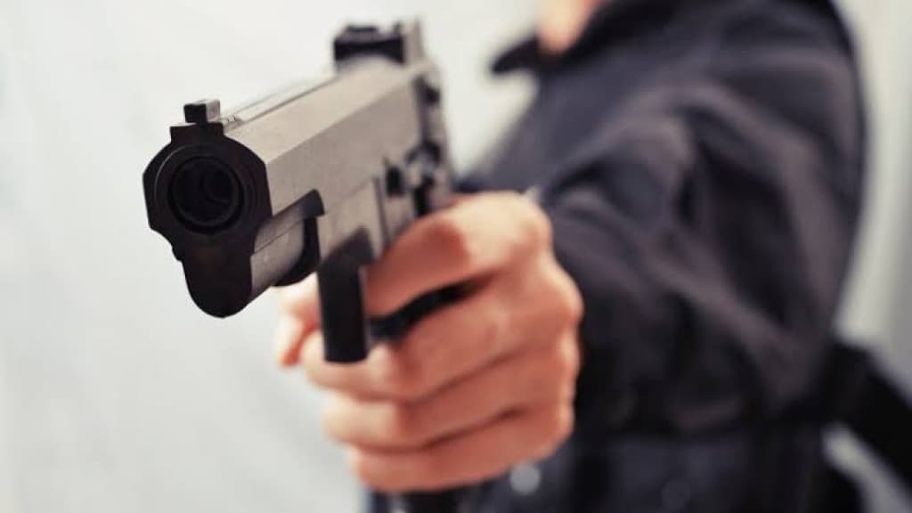 Criminoso atira contra policiais e acaba morto em confronto
