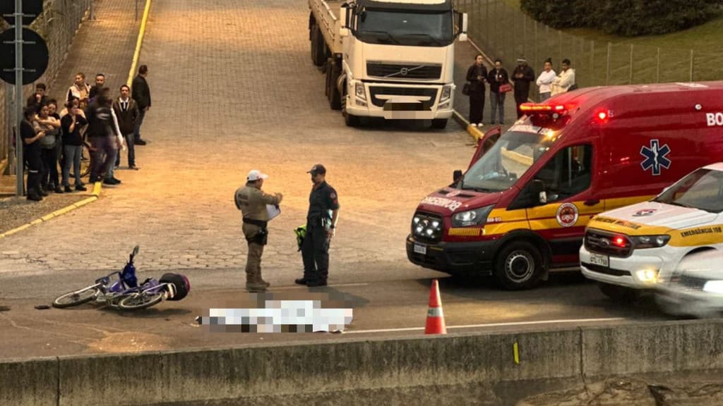 Ciclista morre após grave acidente com caminhão em Itajaí