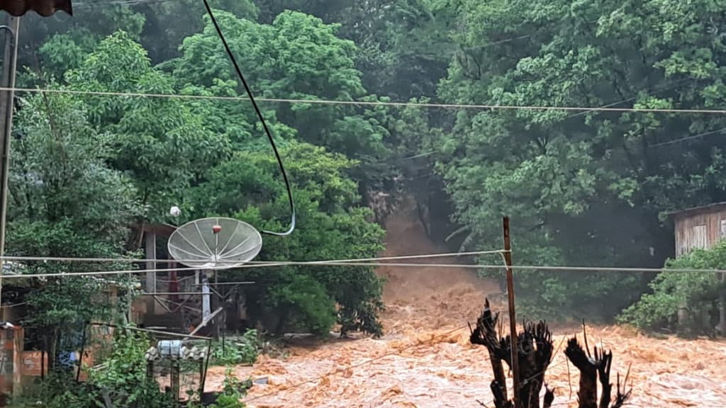 Bombeiros salvam adultos e crianças após enxurrada