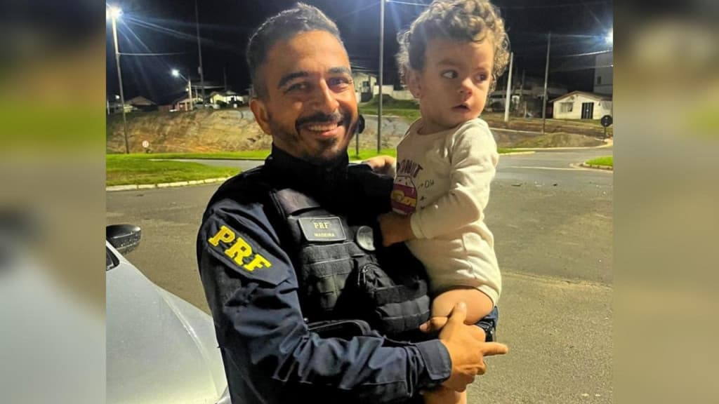 Policial da PRF salva menina de 1 ano engasgada com pedaço de carne em SC