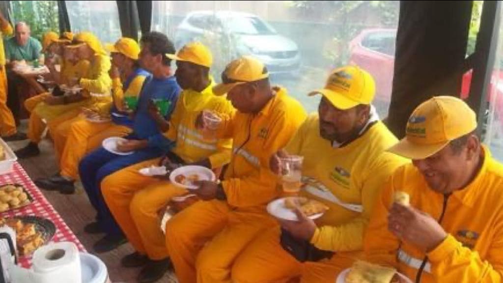 SURPRESA: Moradores preparam café da manhã de Natal para garis