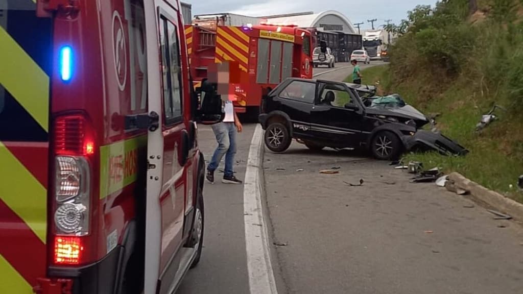 Colisão entre carro e caminhonete mata passageiro na BR-470