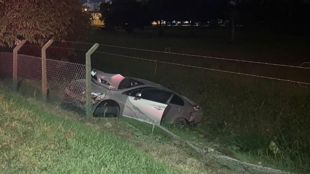 Carro roubado é recuperado e criminosos trocam tiros com a PM em Tijucas após perseguição