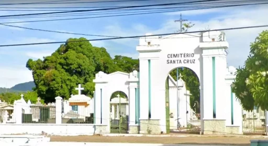 Mulher invade cemitério e tenta desenterrar cadáver de ex-namorado