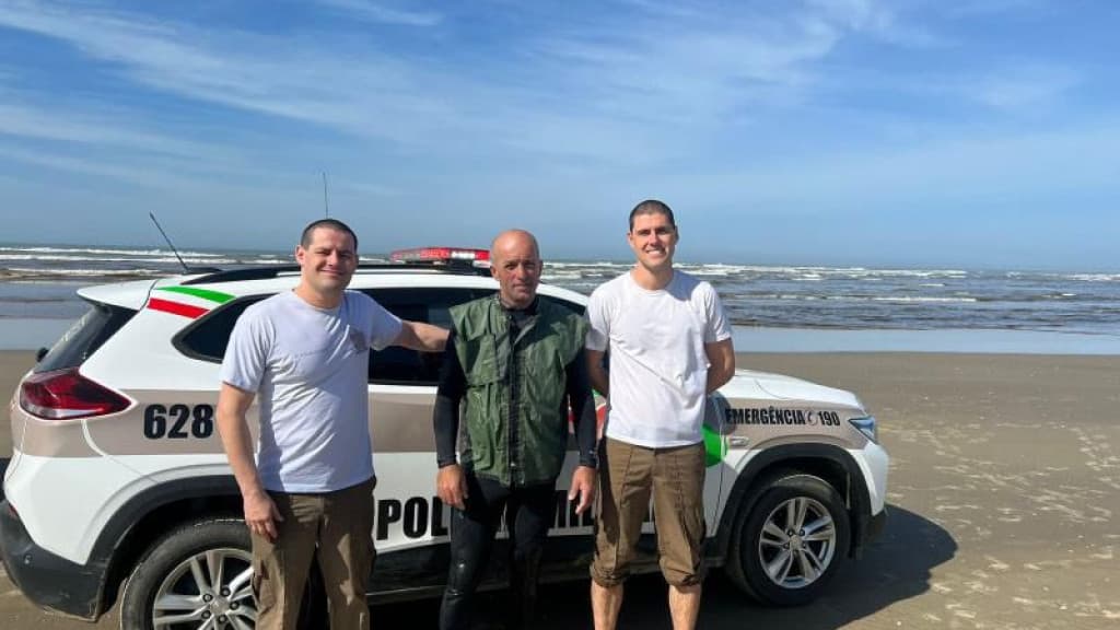 “Surfistas da lei”: tio e sobrinho, PMs salvam pescador em praia de SC