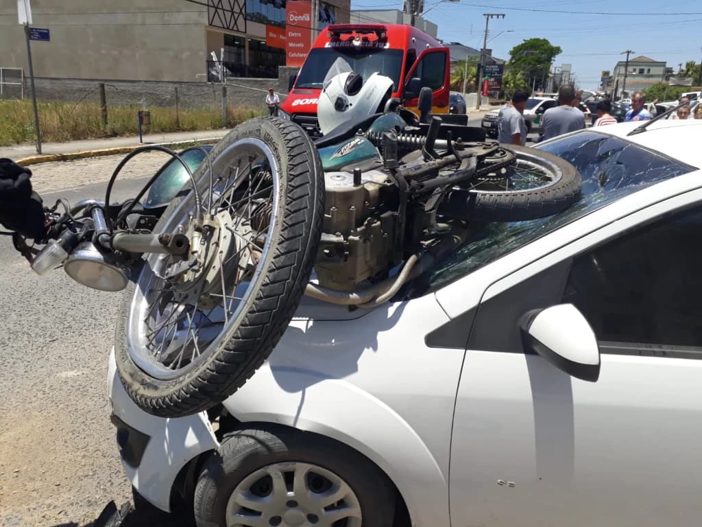 Moto vai parar em cima de carro após acidente de trânsito em SC